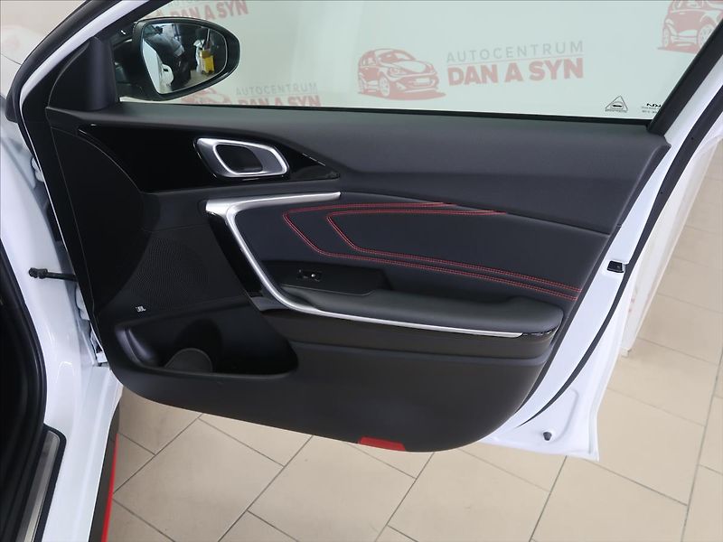Kia ProCeed 1,6 T-GDI GT 150KW CZ TOP STAV - fotka 12 z 40