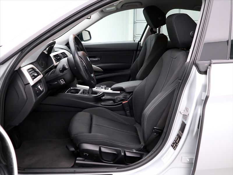 BMW Řada 3 2,0 320d 140kW xDrive CZ Sport - fotka 11 z 37