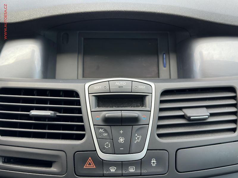 Renault Laguna (2010) 2.0d, ČR, Navi, xenon - fotka 13 z 19