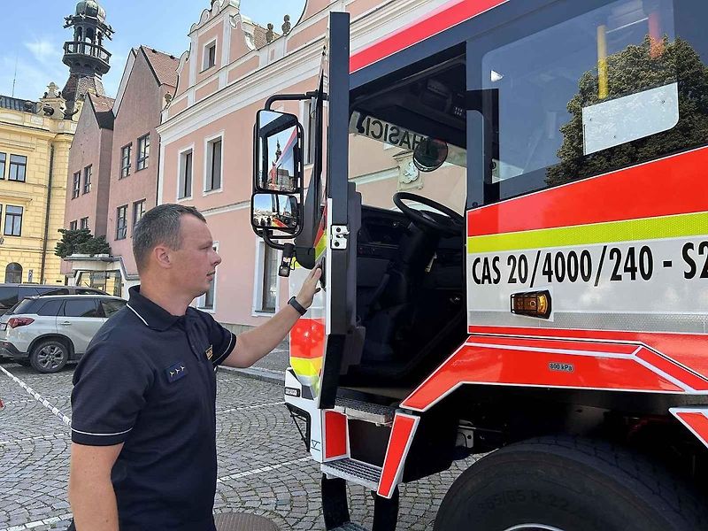 Dobrovolní hasiči ve Vysokém Mýtě získali profesionální techniku. V jejich garáži nově parkuje zásahový vůz Tatra Force.