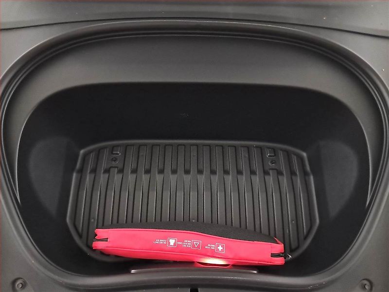 Tesla Model 3 (2024) Standard Range LFP, SoH 97% - fotka 15 z 18
