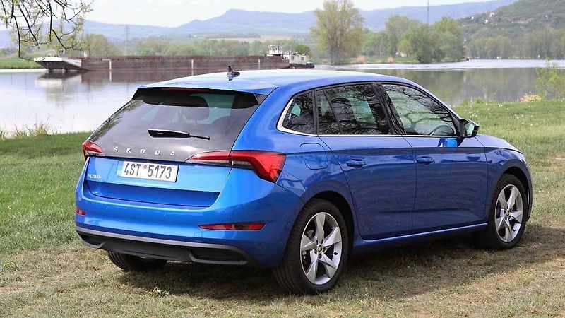 Škoda Scala a Říp v pozadí