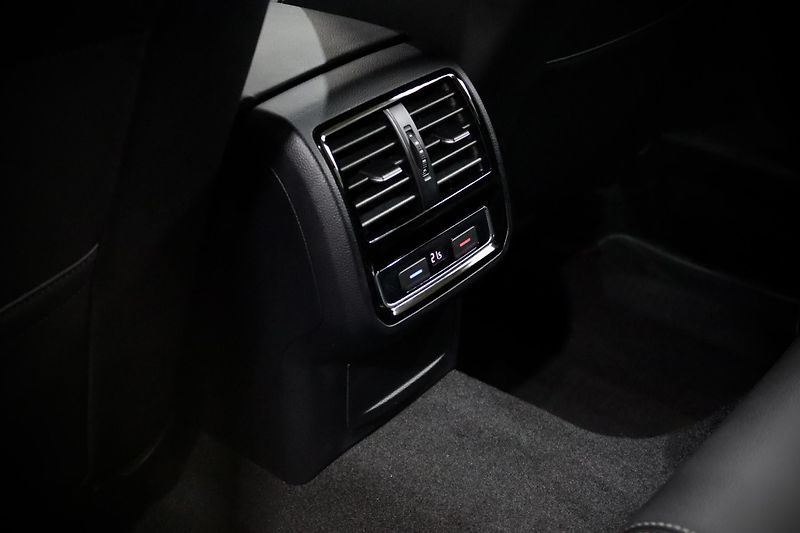 Volkswagen Passat 2.0 TSI 140 kW DSG Elegance - fotka 23 z 47