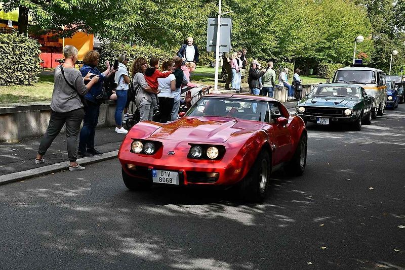 Na tradiční Lidický okruh dorazily desítky historických automobilů a motocyklů, které obdivovali návštěvníci z Kladna i širokého okolí.