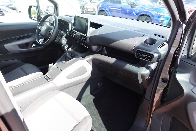 Toyota ProAce City Verso 1.5D-4D M/T Family 7míst - fotka 12 z 32