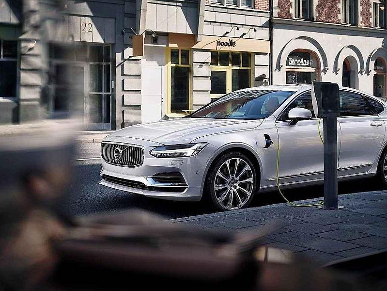 Volvo S90.