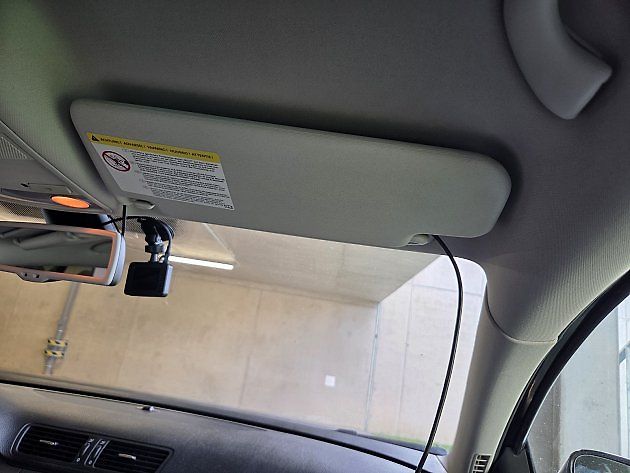 Běžné vedení napájecího drátu od autokamery přes středový tunel a palubní desku často překáží při řízení a působí v interiéru neesteticky., zdroj: Jan Dvořáček