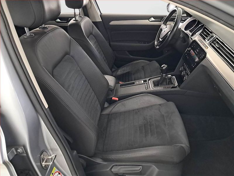 Volkswagen Passat (2017) Highline 2.0 TDI, Serv.kniha - fotka 9 z 19