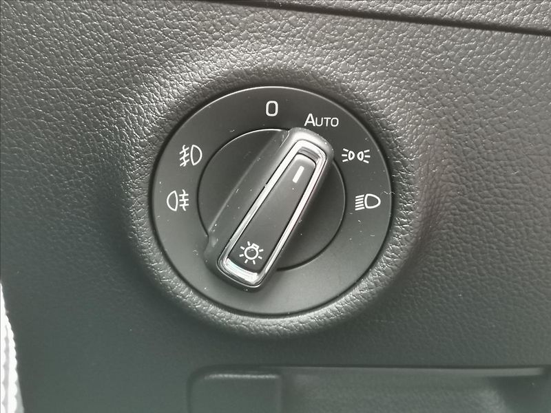 Škoda Superb 2,0 TDI SportLine Combi DSG - fotka 15 z 23