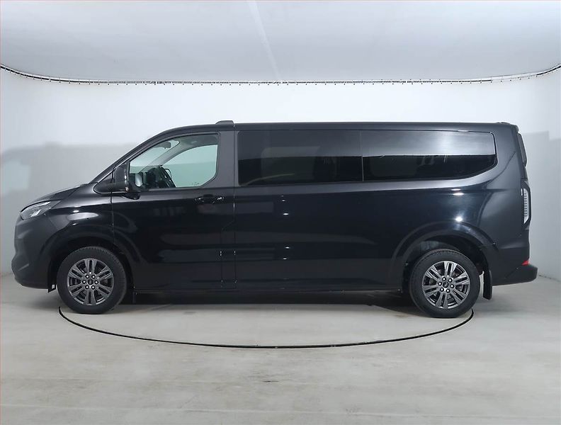 Ford Tourneo Custom (2024) Titanium 2.0 EcoBlue, ČR, 1Maj - fotka 3 z 21