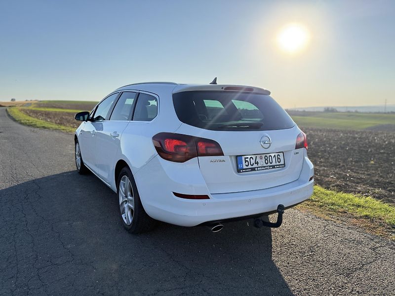 Opel Astra (2011) - fotka 3 z 17