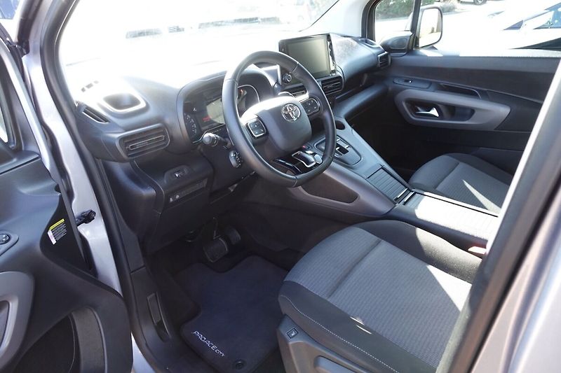Toyota ProAce City Verso 1.5 D4-D 130 - 8 AT Family 7S - fotka 11 z 33