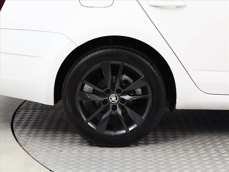 Škoda Octavia (2018) 1.5 TSI, Navi, Tempomat - fotka 13 z 17
