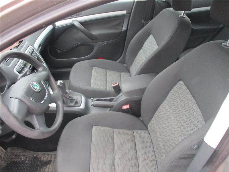 Škoda Octavia 1,6 TDI, klima, tažné zař. - fotka 13 z 25