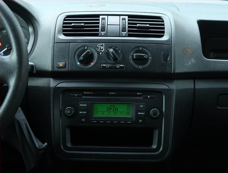 Škoda Fabia (2011) 1.2 TSI, Serv.kniha - fotka 12 z 15