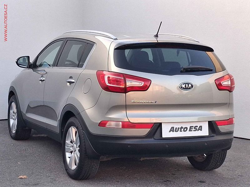 Kia Sportage (2012) 1.6 GDi, AC, park. senzor - fotka 6 z 15