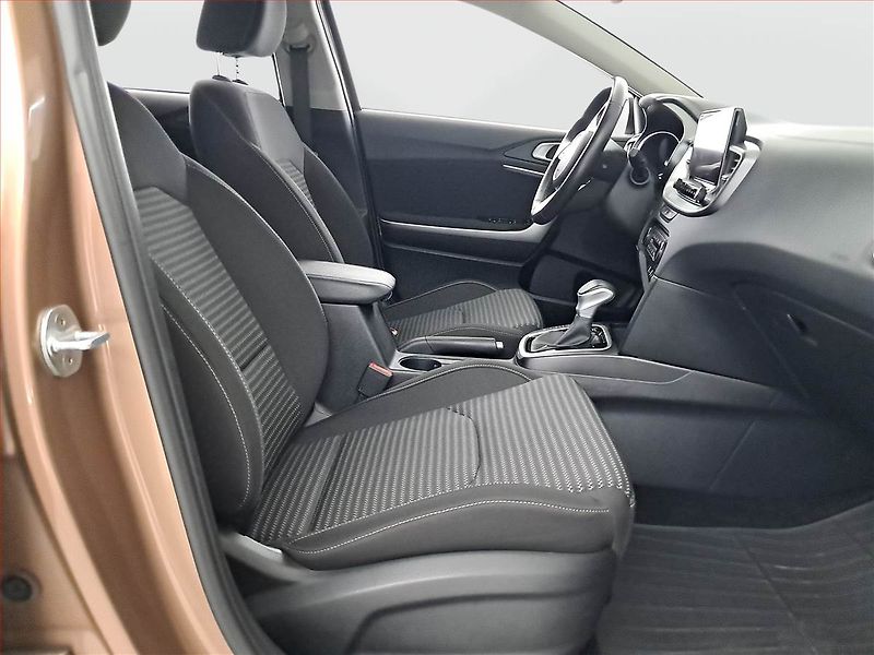 Kia Ceed (2023) 1.5 T-GDI - fotka 9 z 18