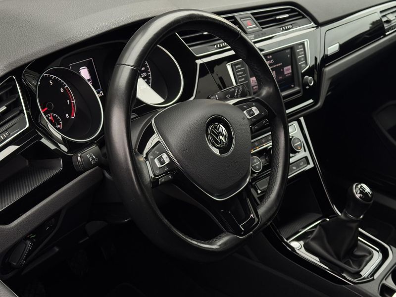 Volkswagen Touran (2017) 1.4TSi 110kW, Highline, 7 míst - fotka 15 z 48