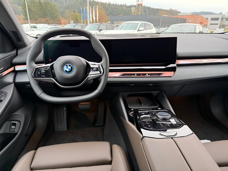 BMW i5 eDrive40 360 HuD ACC Venti - fotka 9 z 13