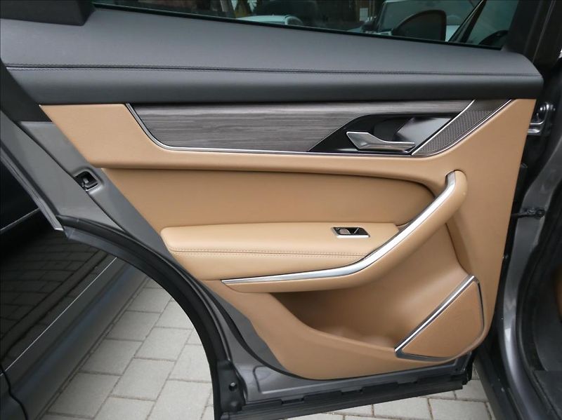 Jaguar F-Pace 2,0 P250 SE 1Maj, ČR DPH - fotka 15 z 38