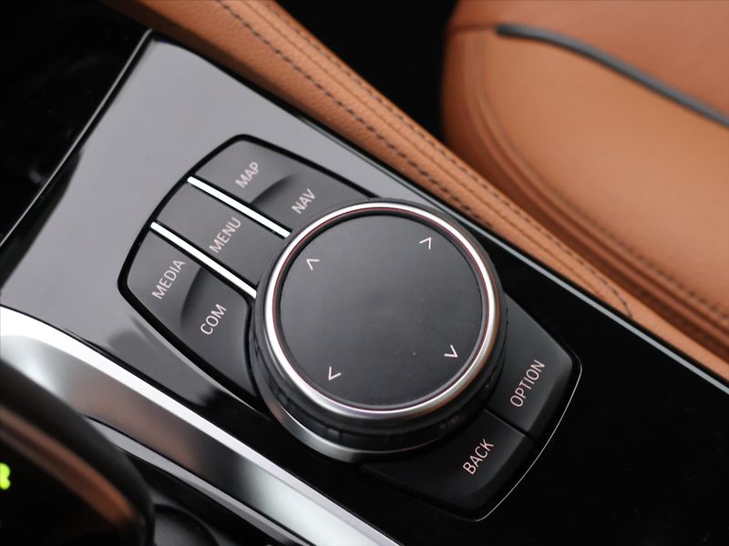 BMW Řada 5 2,0 530i xDrive Luxury Line - fotka 22 z 31