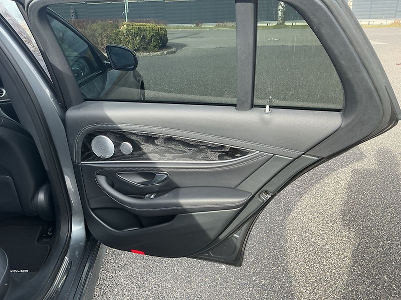 Mercedes-Benz Třídy E 350 d AVANTGARDE 4MATIC - fotka 21 z 25