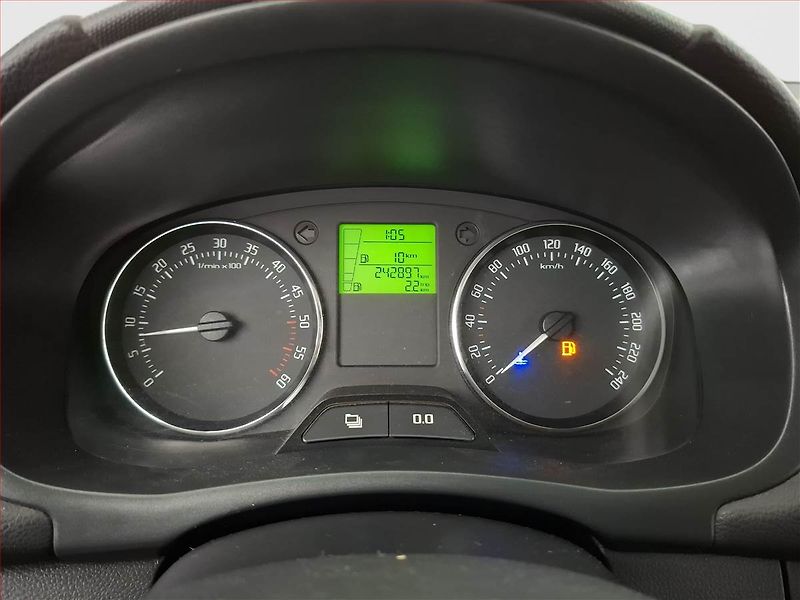 Škoda Fabia (2011) 1.6 TDI, po STK, pěkný stav - fotka 11 z 13