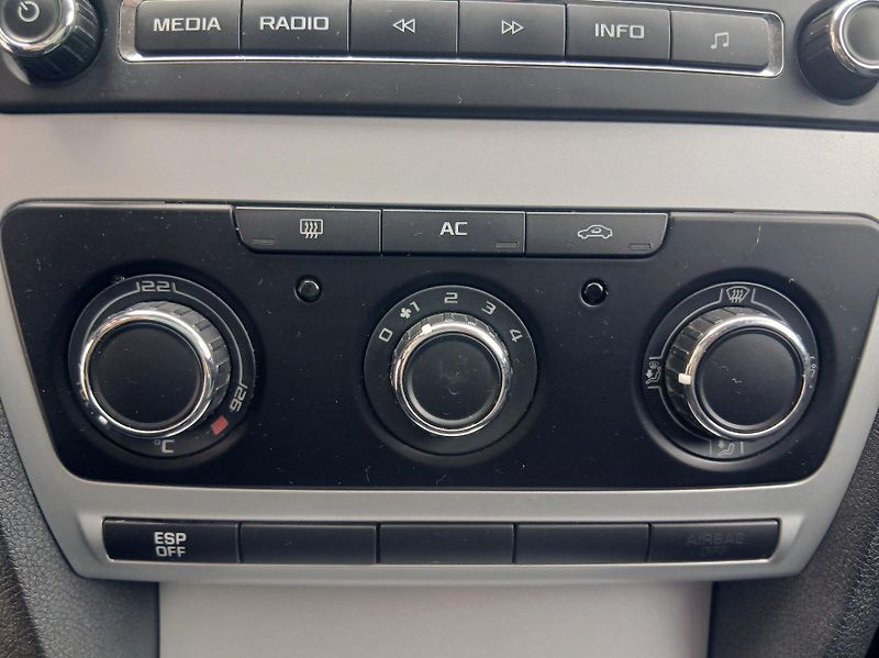 Škoda Octavia 1.6i KLIMA - fotka 24 z 32