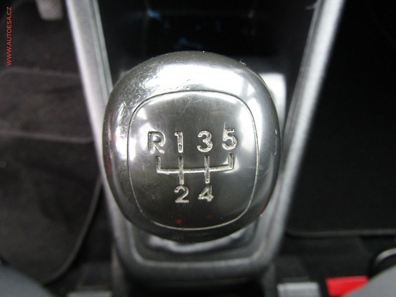 Kia Venga (2010) 1.4CVVT, ČR, TZ - fotka 13 z 17