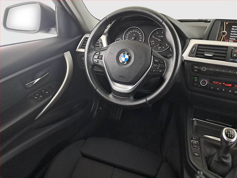 BMW Řada 3 (2013) 318 d, Xenony, Tempomat - fotka 7 z 18