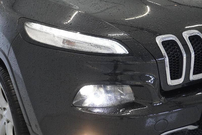 Jeep Cherokee 3,2I V6 LIMITED 4X4 AUT. - fotka 3 z 30