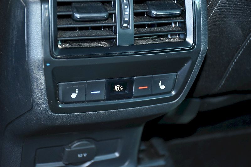 Škoda Karoq (2023) Sportline Exclusive 1.5 TSI 11 - fotka 28 z 35