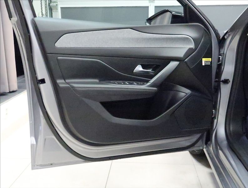 Peugeot 308 1,2 PT ALLURE NAVI KAMERA ČR - fotka 8 z 47