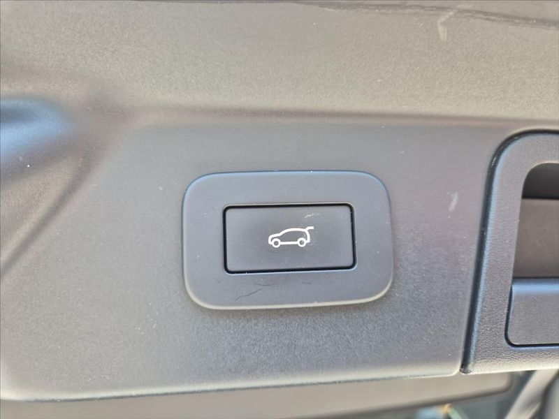Land Rover Range Rover Velar 2,0 D200 AWD SE - fotka 12 z 19
