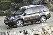 Zepředu je nový x-trail rozpoznatelný hlavně podle rozdílně tvarovaných světel.