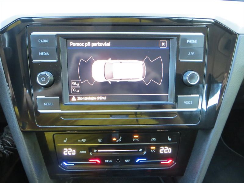 Volkswagen Passat 2,0 TDI 110kW Business ČR - fotka 17 z 26