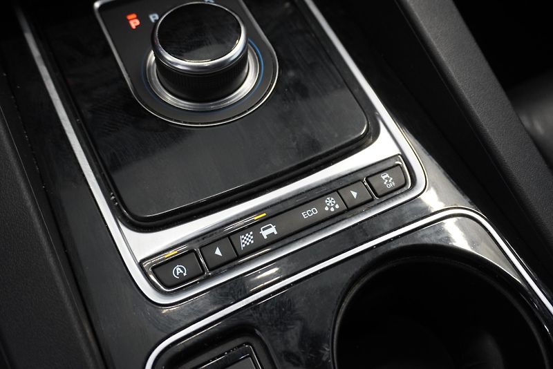 Jaguar F-Pace 2.0D 132kW PRESTIGE - fotka 13 z 28