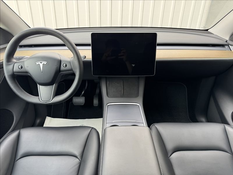 Tesla Model Y 0,0 RWD SoH 94% - fotka 25 z 50