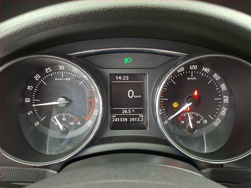 Škoda Superb (2011) 2.0 TDI, Xenony, Park. senzory - fotka 11 z 15