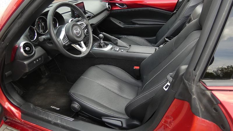 Mazda MX-5 RF 2.0 Skyactiv-G184 Exclusive - fotka 19 z 22