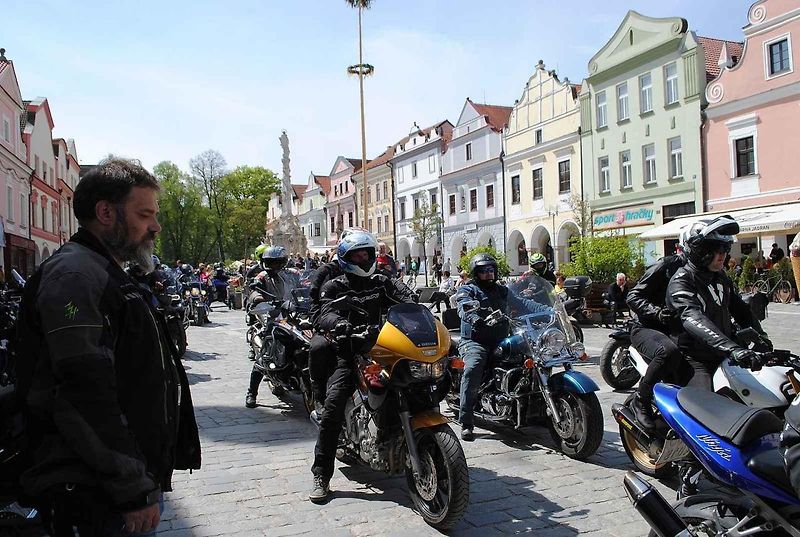 Třeboňské Masarykovo náměstí bylo motorkami doslova našlapané. Stovkám strojů požehnal tamní kaplan Jiří Kalaš.
