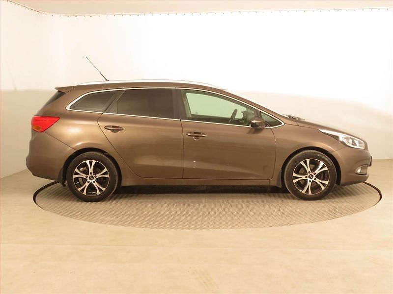 Kia Ceed (2012) 1.4 CVVT, Serv.kniha, Tempomat - fotka 6 z 17
