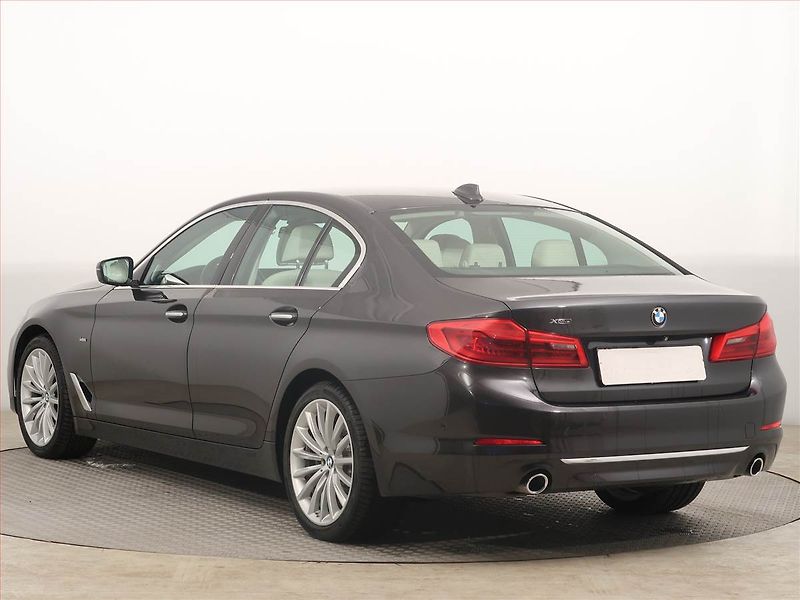BMW Řada 5 (2017) Luxury Line 520d xDrive - fotka 4 z 14