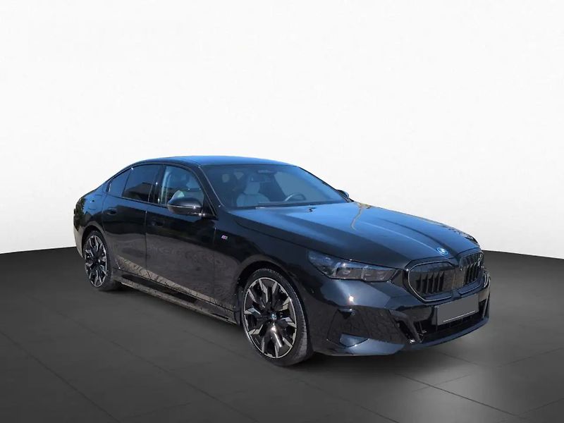 BMW i5 xDrive40 M-Sport Pro HuD B&W - fotka 2 z 9