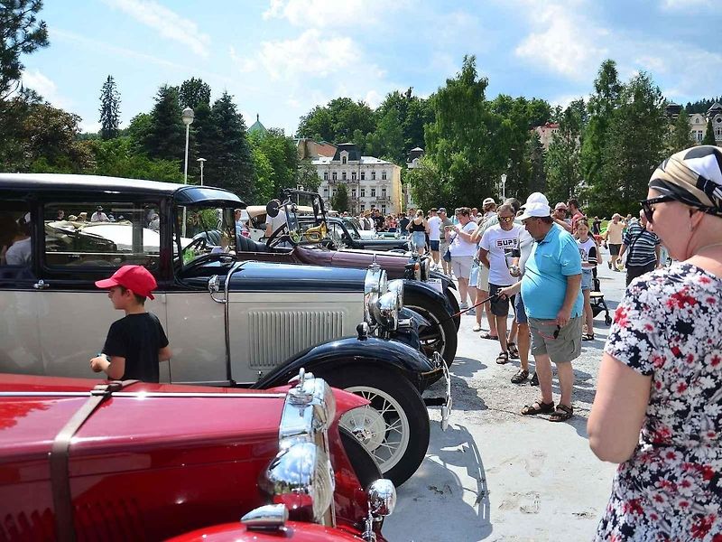 Přehlídka veteránů na Arnice v Mariánských Lázních. Sanitka Cadillac