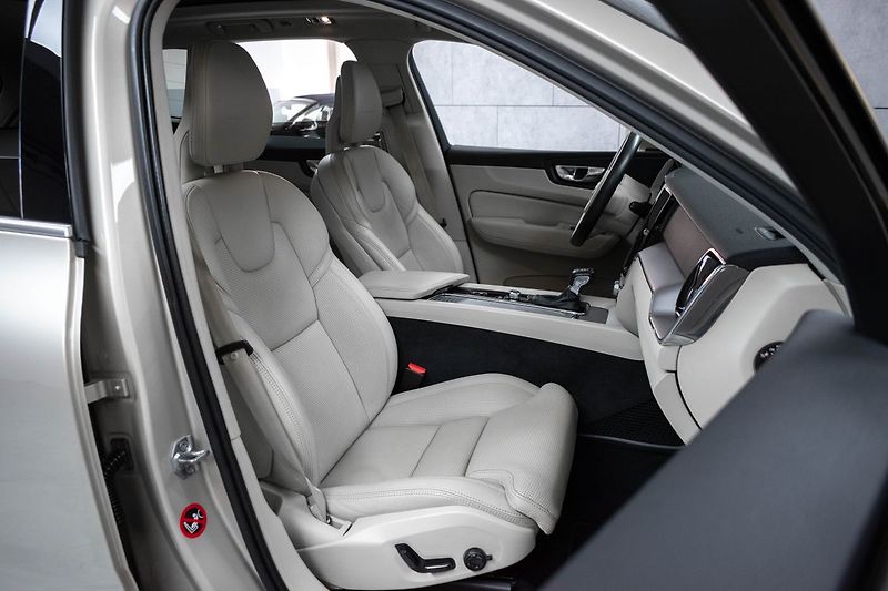 Volvo XC60 D5 AWD INSCRIPTION DPH*ČR 1.M* - fotka 12 z 44