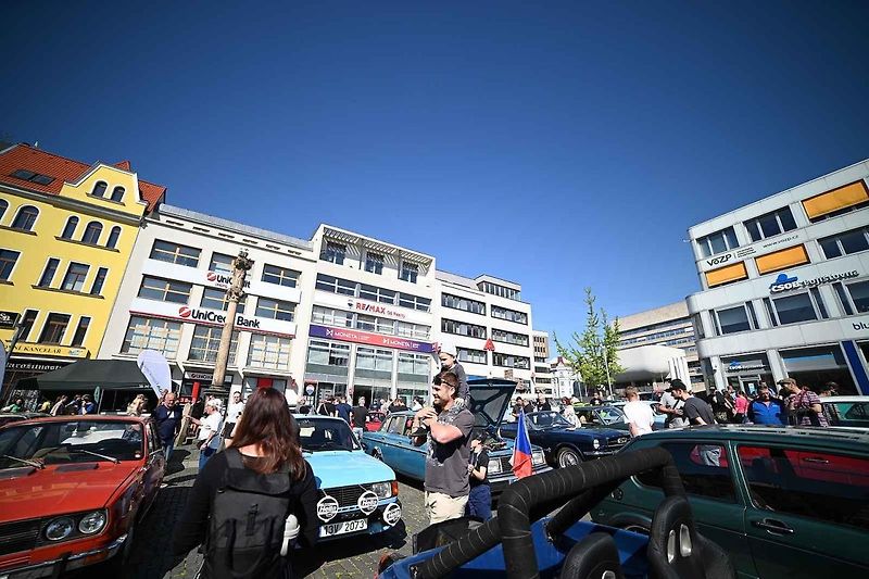 Prvomájová jízda automobilových veteránů 2025 v Ústí nad Labem.