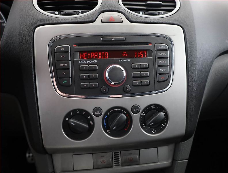 Ford Focus (2010) 1.6 16V, nová STK, Tažné - fotka 9 z 13