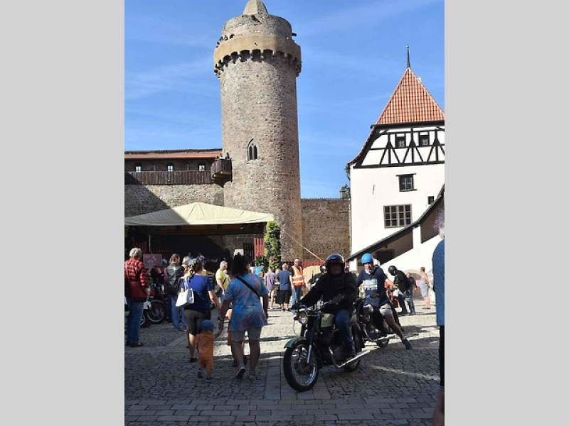 Strakonice si připomněly 105 let od zahájení výroby značky ČZ Sjeli se sem majitelé a obdivovatelé legendárních motocyklů. Na dobu, kdy pro čezetu pracoval, zavzpomínal i náš jediný kosmonaut ve vesmíru Vladimír Remek. A ochotně pózoval na společných sním