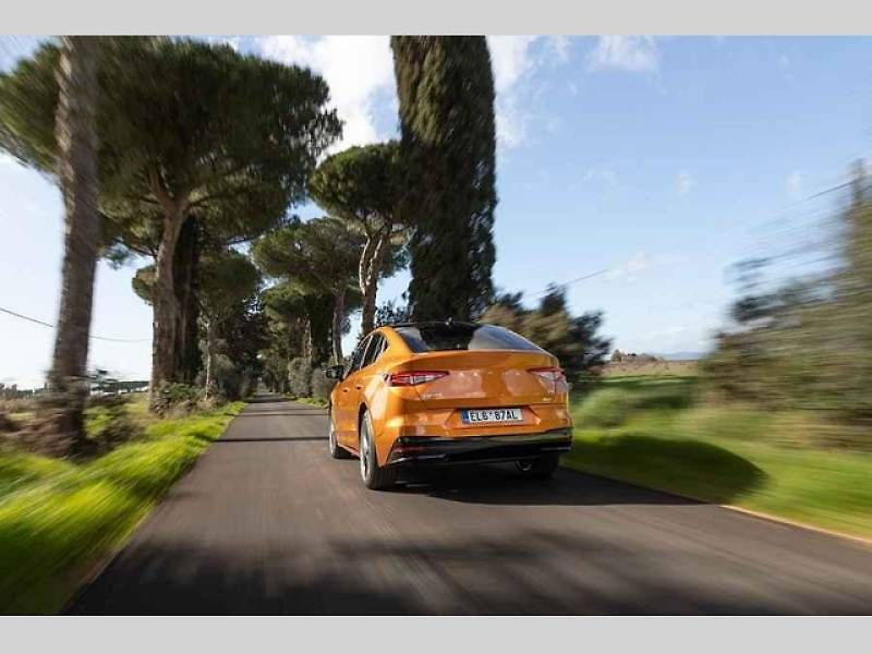 Plně elektrické SUV Škoda Enyaq Coupé iV (na snímku) se představilo v roce 2022 a vzbudilo u zákazníků velký zájem. Automobilka zrychluje svoji elektrickou ofenzivu: do roku 2026 představí tři zcela nové elektrické modely a další budou následovat.